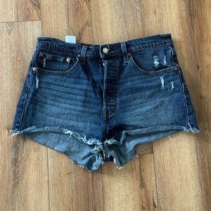 Dark Wash Cutoff Levi Shorts | 31